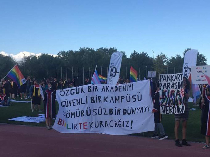 ODTÜ mezuniyetine yine bu pankartlar damgalarını vurdu - Resim: 1