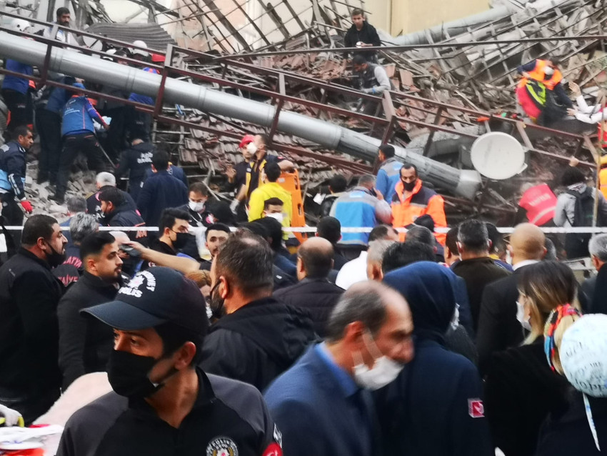 Malatya'da 2 katlı bina çöktü; 13 yaralı var! - Resim : 1