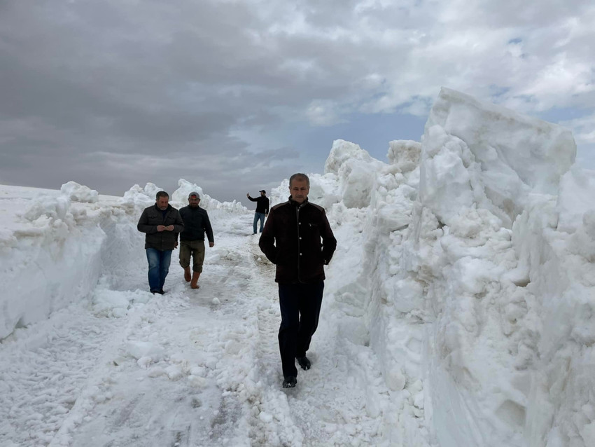 Bu fotoğraflar Türkiye'de çekildi: Nisan ayında iki insan boyu kar - Resim : 1