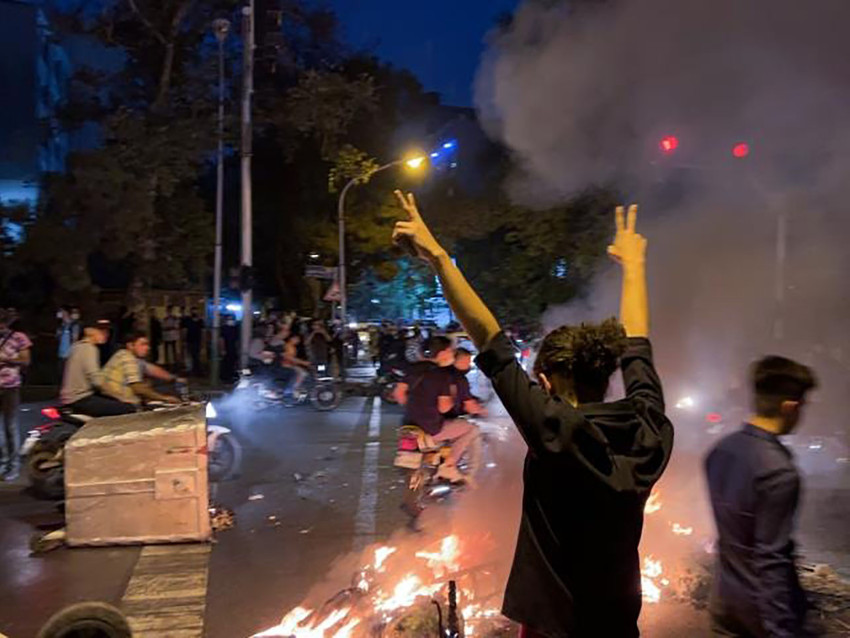 İran'ı ayağa kaldıran olay! Sokaklar yangın yerine döndü - Resim : 1
