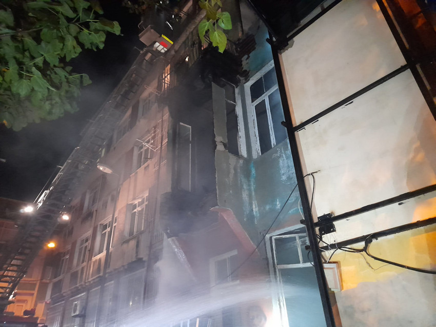 İstanbul'da alevli gece! 4 katlı bina yandı - Resim : 1