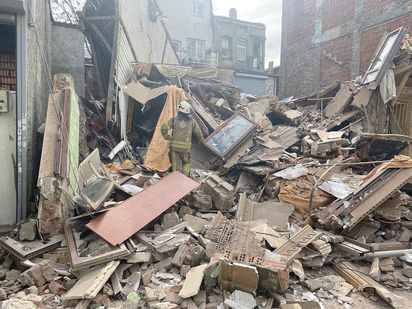 İstanbul'da 3 katlı bina çöktü! O anlar kamerada - Resim : 1