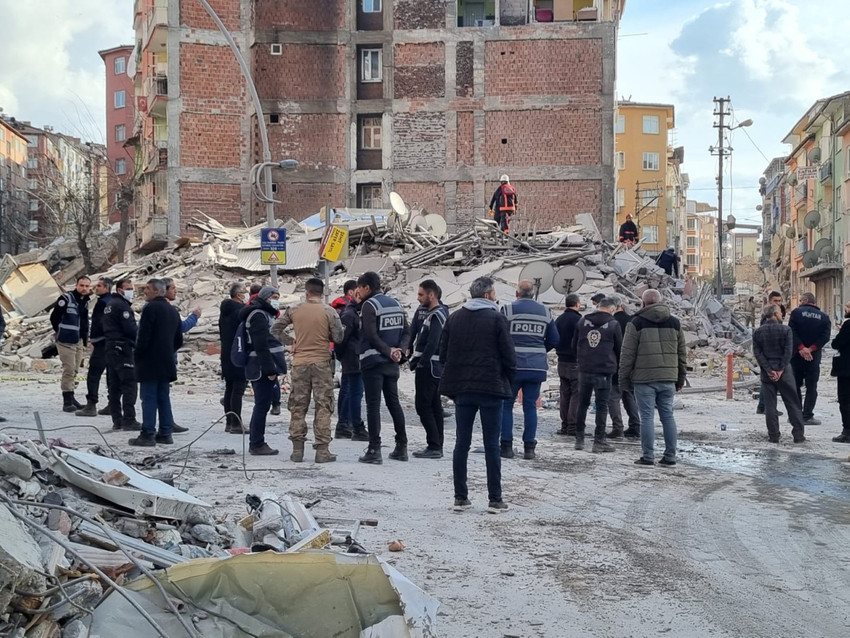 Malatya'da 6 katlı bina çöktü - Resim : 1