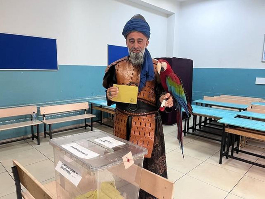 Kimi gelinlik ve damatlığıyla geldi kimi kuzusuyla... Sandık başında renkli görüntüler - Resim: 1