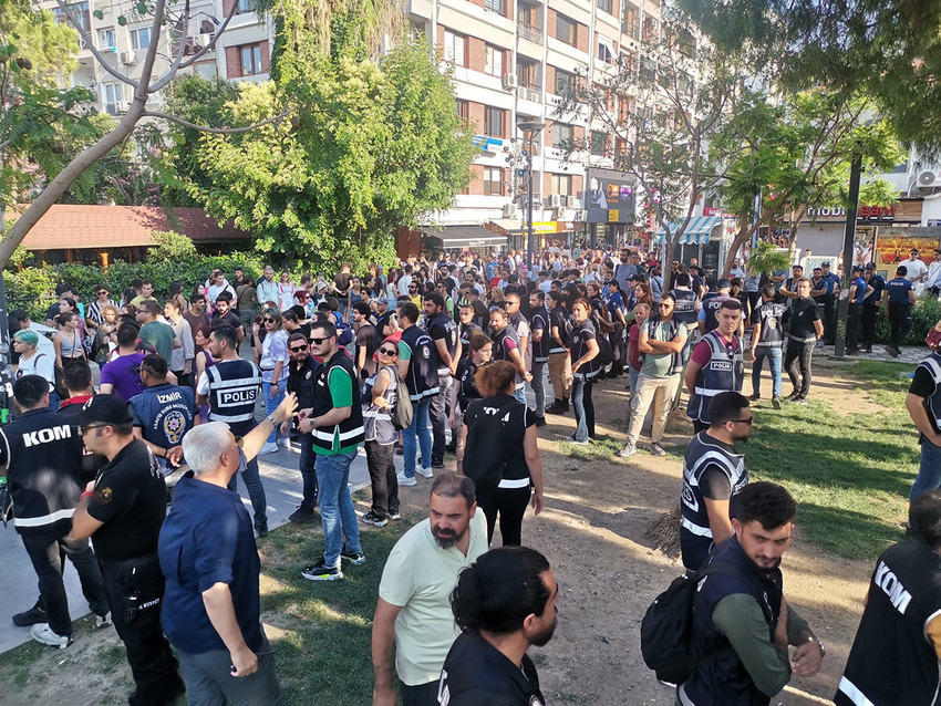 İzmir Valiliği tarafından yasaklanmasına rağmen eylem yapmak isteyen LGBT üyelerine polis müdahalede bulundu. Tüm ikazlara rağmen yürüyüşü gerçekleştirmek isteyen LGBT üyesi 50’nin üzerinde kişi gözaltına alındı.
