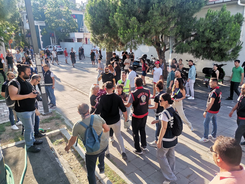 İzmir Valiliği tarafından yasaklanmasına rağmen eylem yapmak isteyen LGBT üyelerine polis müdahalede bulundu. Tüm ikazlara rağmen yürüyüşü gerçekleştirmek isteyen LGBT üyesi 50’nin üzerinde kişi gözaltına alındı.