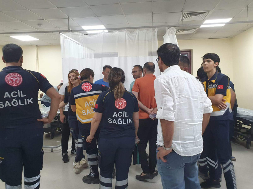 Diyarbakır'da şehir magandaları "yol verme" tartışması yaşadıkları ambulansın önünü kesip sağlık çalışanlarını darp etti.