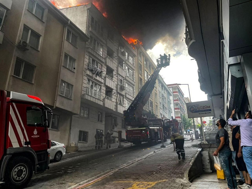 İstanbul'da 5 katlı binada korkutan yangın - Resim: 3