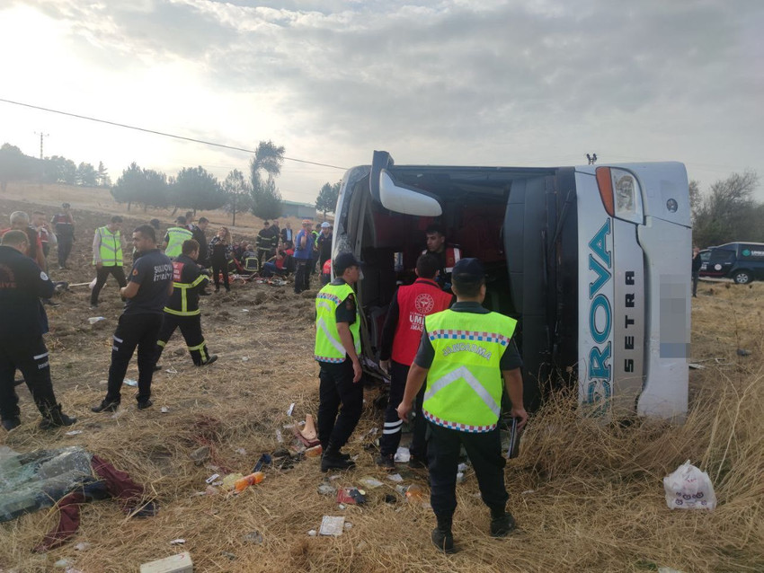 Yolcu otobüsü devrildi: 6 ölü 35 yaralı - Resim: 4