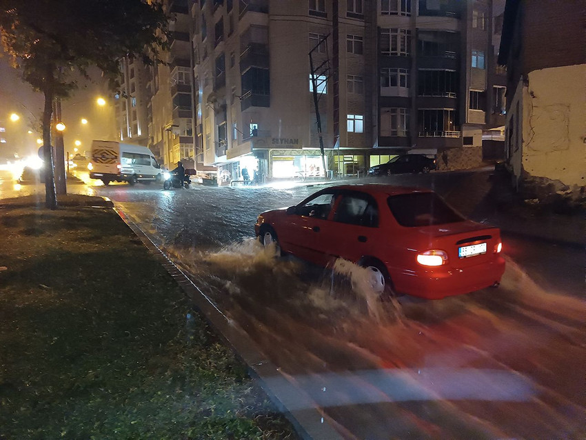 Samsun’da sağanak yolları göle çevirdi - Resim: 3