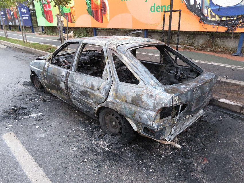 Seyir halindeki otomobil alev alev yandı - Resim : 1