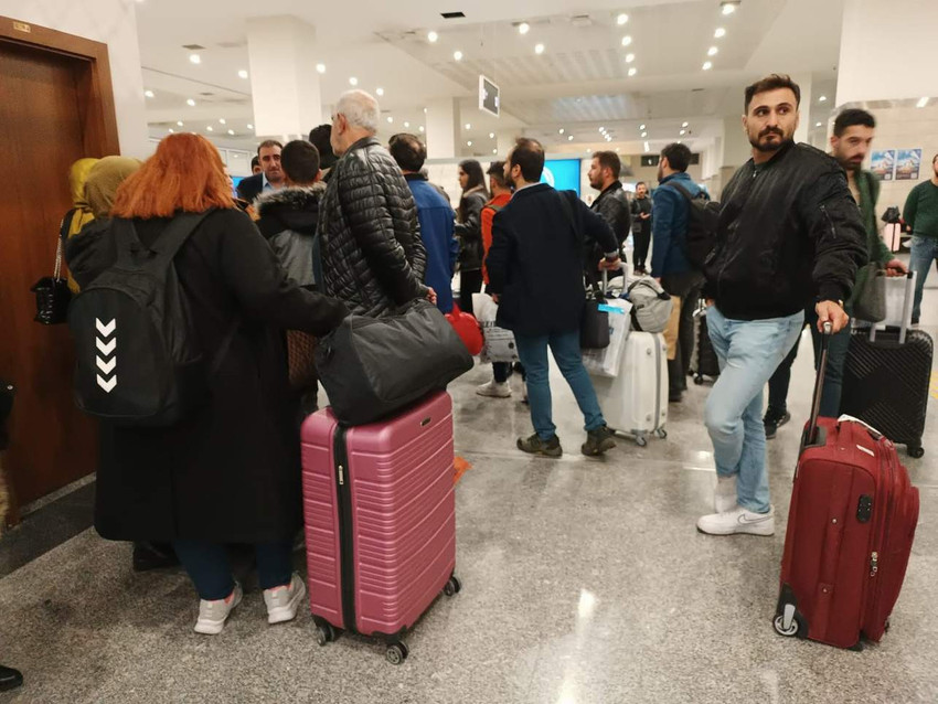 İstanbul-Van seferi yapan Türk Hava Yolları’na ait yolcu uçağı türbülans nedeniyle Van Ferit Melen Havaalanı yerine Diyarbakır Havalimanı’na inince ortalık karıştı.