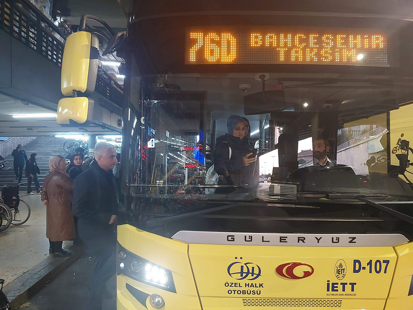 İstanbul toplu ulaşımında en büyük role sahip olan ve günde 5 milyona varan yolcu taşıyan İETT, daha kaliteli ve daha konforlu yolculuk için tüm yönetim kadrosuyla pik saatlerde denetimler gerçekleştiriyor. 