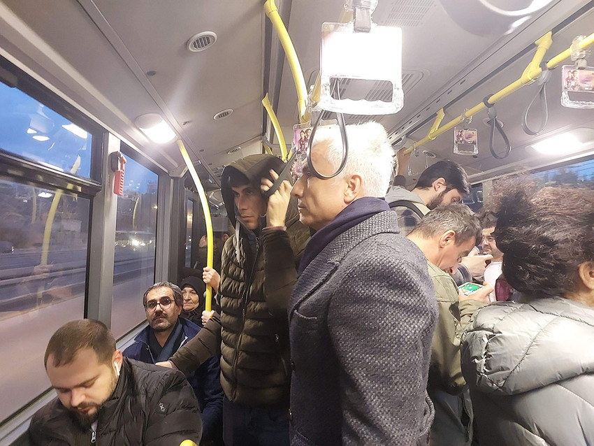 İstanbul toplu ulaşımında en büyük role sahip olan ve günde 5 milyona varan yolcu taşıyan İETT, daha kaliteli ve daha konforlu yolculuk için tüm yönetim kadrosuyla pik saatlerde denetimler gerçekleştiriyor. 