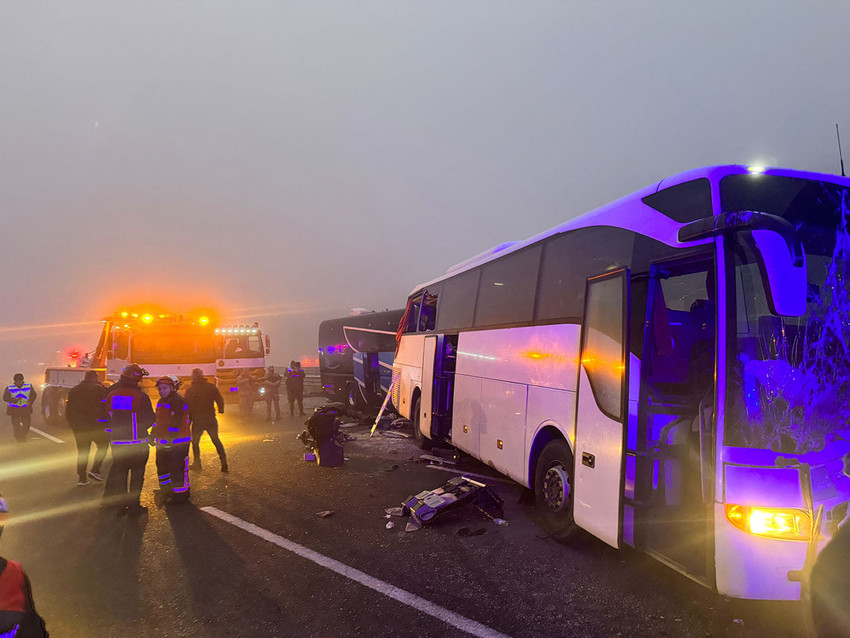 Kuzey Marmara Otoyolu Sakarya geçişinde 3 otobüsün karıştığı zincirleme kazada 10 kişi öldü, 54 kişi yaralandı