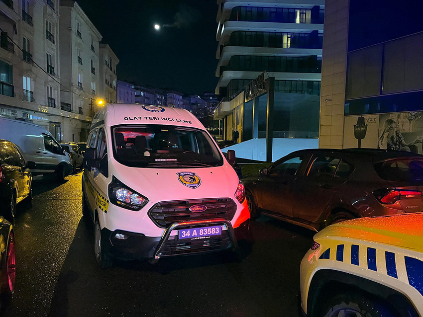 İstanbul'da adı "suç semti"ne çıkan Esenyurt'ta yabancı uyruklu bir kişi lüks sitenin 23'üncü katındaki evin camından aşağı düştü.