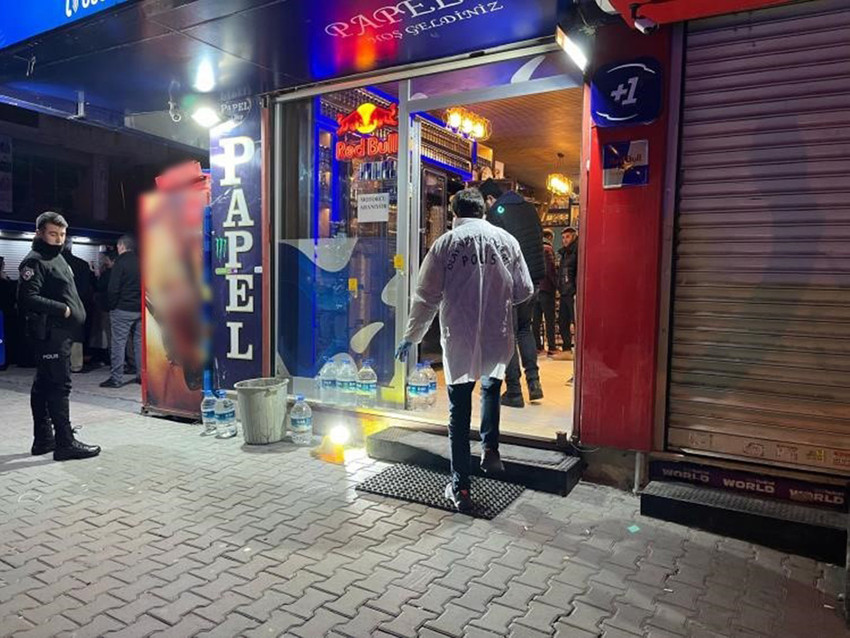 İstanbul'un suç semtine dönüşen ilçesi Esenyurt’ta alışveriş yaptıkları tekel bayisinin önüne gelen motosikletli şahıslar, markete silahla defalarca ateş ederek kayıplara karıştı. 
