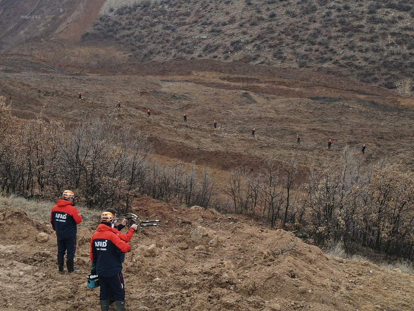 Erzincan’ın İliç ilçesindeki maden sahasında meydana gelen olayda, toprak altında kalan 9 işçiyi arama çalışmaları havadan görüntülendi.