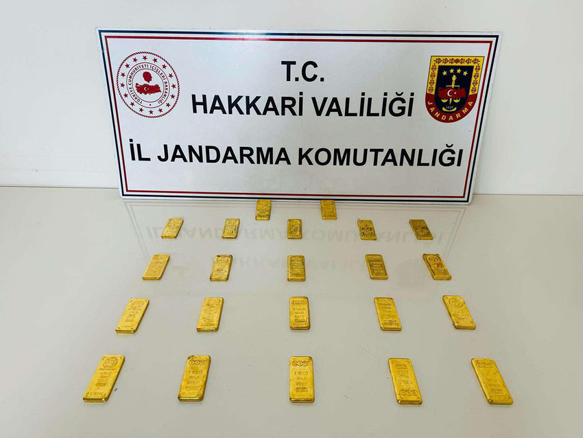 Hakkari'nin Yüksekova ilçesinde, jandarma ekiplerince durdurulan hafif ticari araçta 45 milyon TL değerinde 22 kilogram gümrük kaçağı külçe altın ele geçirildi, şüpheli gözaltına alındı.