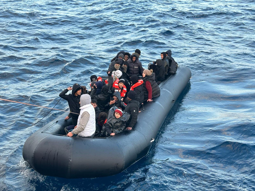 İzmir'in Foça ve Karaburun ilçeleri açıklarında, denizde mahsur kalan 57'si çocuk toplamda 159 göçmen kurtarıldı.
