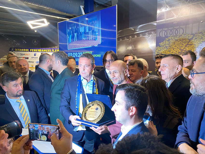 İstanbul Fenerbahçeliler Derneği'nin açılışında konuşan Fenerbahçe Başkanı Ali Koç, "Bugün futbolun geldiği nokta, her anlamda, medya, taraftar, yönetenler, yöneticiler, federasyonlar, hakemler... Her anlamıyla yerlerdeyiz. Sportif rekabet mi yapıyoruz, çirkinlik rekabeti mi yapıyoruz, iletişim savaşı mı yapıyoruz, belli değil. Bu gidişat böyle gitmeyecek. Böyle devam ederse Fenerbahçe için her türlü zorluk önüne çıkacaktır" dedi.