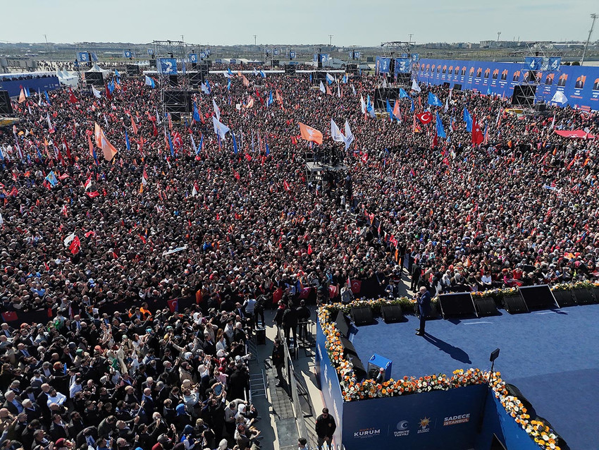 Cumhurbaşkanı Erdoğan, ''Yeniden Büyük İstanbul Mitingi'ne 650 bin kişinin katıldığını açıkladı. Katılımı az bulan Erdoğan, ''Biz 1,5 milyona alıştık ama durmuyoruz.'' diye konuştu.