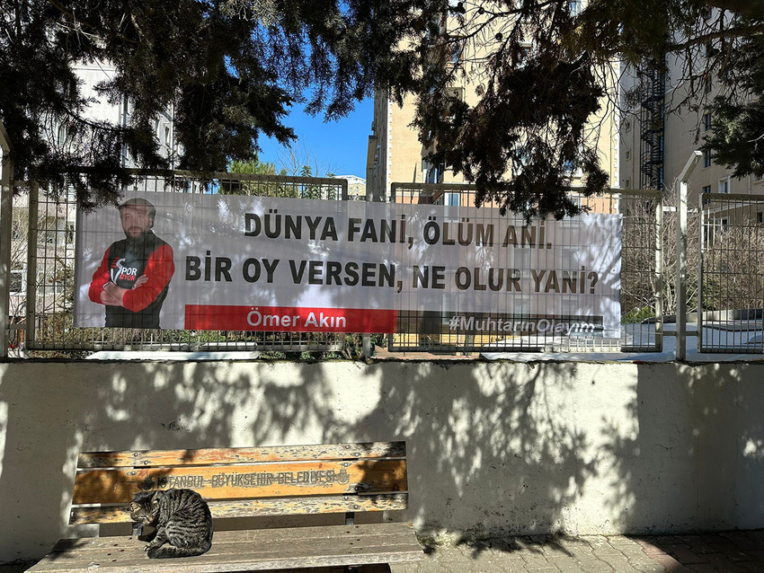 İstanbul'da hazırladığı seçim pankartına yazdığı ‘Dünya fani, ölüm ani. Bir oy versen, ne olur yani?’ yazısıyla gündem olan muhtarlığı adayı adaylıktan çekileceğini açıkladı.