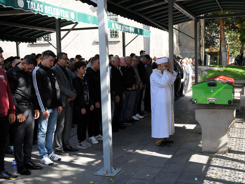 Kayseri'de meydana gelen trafik kazasında Wushu Kung Fu Avrupa Şampiyonu Buket Kaya hayatını kaybetmişti. Davanın ilk duruşmasında taraflar şikayetçi olmayınca tutuklu zanlı tahliye oldu. Tahliye olan sanığın avukatı, müvekkilinin yakınları tarafından Kaya'nın ailesine 4 milyon TL ödendiğini ve şikayetten vazgeçildiğini açıkladı.