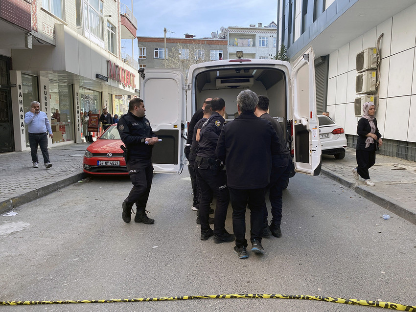 İstanbul Bağcılar’da bir kişi kendisinden ayrılmak isteyen 43 yaşındaki eski sevgilisini öldürerek kaçtıktan sonra düzenlenen operasyonda yakalandı.