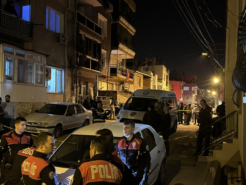 İzmir'de eşinin barışma teklifini reddetmesi sonrasında dehşet saçtı. Biri 6 diğeri 10 yaşındaki 2 kızını silahla vuran cani daha sonra da aynı silahla intihar etti.