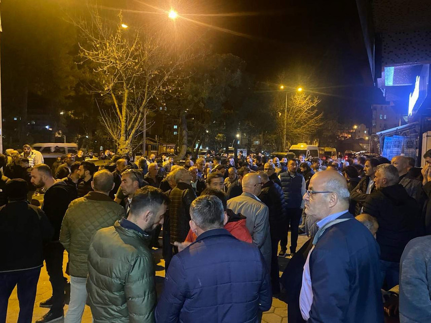 Giresun’ın Tirebolu ilçesinde en fazla oyu alarak resmi olmayan sonuçlara göre belediye başkanı seçilen İYİ Partili Bülent Kara’nın evine silahlı saldırı düzenlendi.