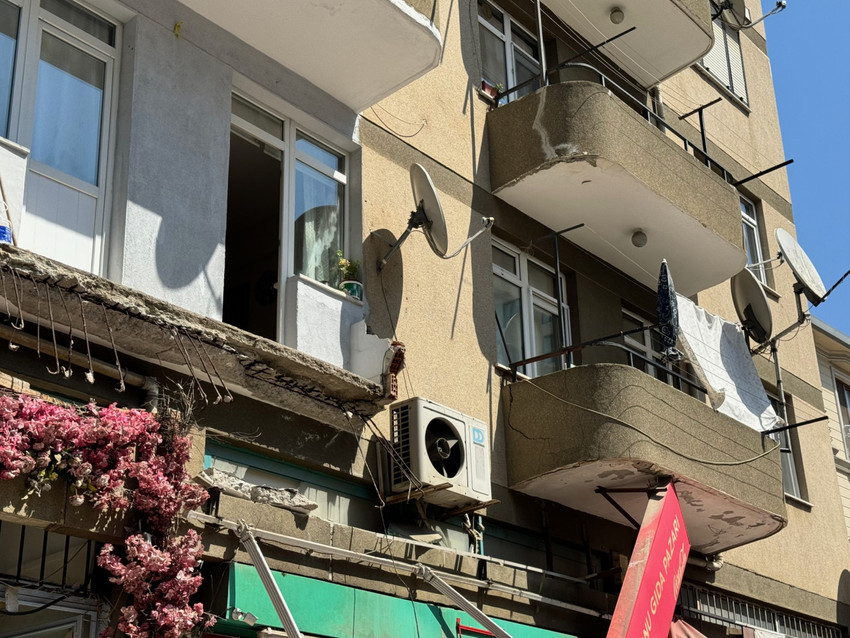 İstanbul Kartal'da 5 katlı binanın birinci katındaki dairenin balkonu çöktü. O esnada balkonda bulunan 63 yaşındaki kadın düşerek yaralandı. 