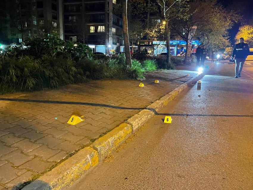 İstanbul dün gece yine bir "boşanma aşamasındaki cani eş" saldırısına sahne oldu. Beylikdüzü'nde bir kişi boşanma aşamasındaki eşini sokak ortasında defalarca bıçakladı.