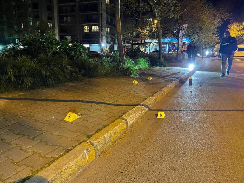 İstanbul dün gece yine bir "boşanma aşamasındaki cani eş" saldırısına sahne oldu. Beylikdüzü'nde bir kişi boşanma aşamasındaki eşini sokak ortasında defalarca bıçakladı.