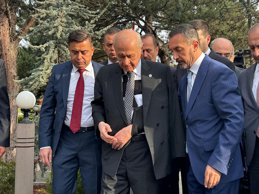 MHP lideri Devlet Bahçeli, bayram namazını kıldıktan sonra Alparslan Türkeş'in mezarını ziyaret etti. Bahçeli burada yaptığı konuşmada, ''Sayın Meral Akşener Hanımefendi'nin ayrışma kararından vazgeçerek, partinin başında devamında, onunla beraber aday olmayı düşünen, partiye güç verme kararını alan, proje sahipli arkadaşların da etrafında kenetlenerek Türkiye'nin meselelerini anayasa değişikliğinden tutun, her türlü konu üzerinde çaba gösteren bir parti konumuna gelmesini düşünmekteyim'' dedi.