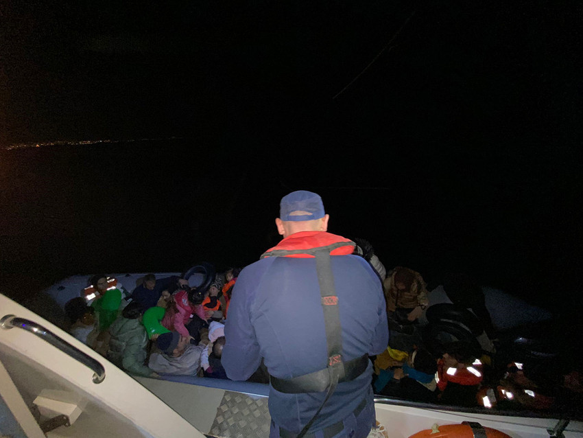 İzmir’in Çeşme, Urla ve Selçuk ilçesi açıklarında, yasa dışı yollarla yurt dışına çıkmak isteyen hareketli lastik bot içerisindeki 23’ü çocuk toplam 102 düzensiz göçmen Sahil Güvenlik ekipleri tarafından yakalandı.