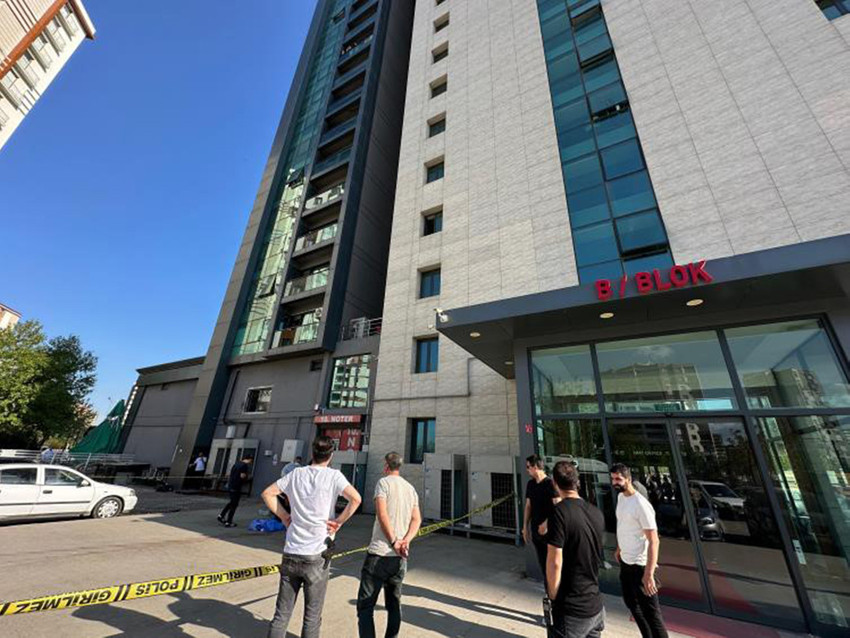Diyarbakır’da bir plazaya gelen kadın, 14. kattan atlayarak intihar etti. İntihar eden kadının son anları saniye saniye kameralara yansıdı.