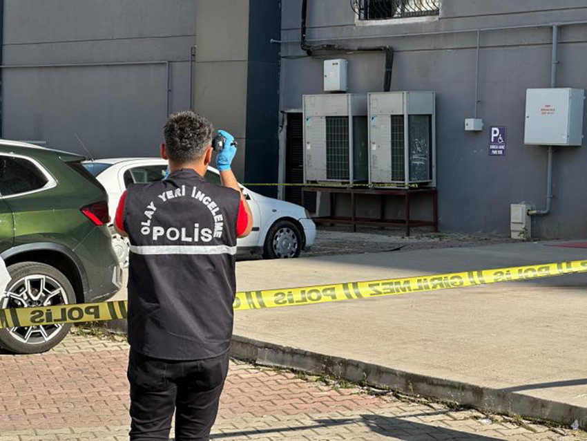Diyarbakır’da bir plazaya gelen kadın, 14. kattan atlayarak intihar etti. İntihar eden kadının son anları saniye saniye kameralara yansıdı.