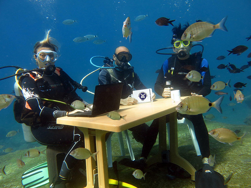 Fethiye'de Turizm Haftası kapsamında bir grup dalgıç su altında temsili olarak turizm sezonunu değerlendirdi. Dalgıçların su altına masada oturup, bilgisayar ve mikrofon kullandıkları o anlar su altı kamerasıyla görüntülendi.