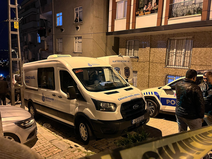 Türkiye yeni güne yine bir kadın cinayeti haberiyle başladı. İstanbul'da yabancı uyruklu bir kadının cansız bedeni evinde boğulmuş halde bulundu.