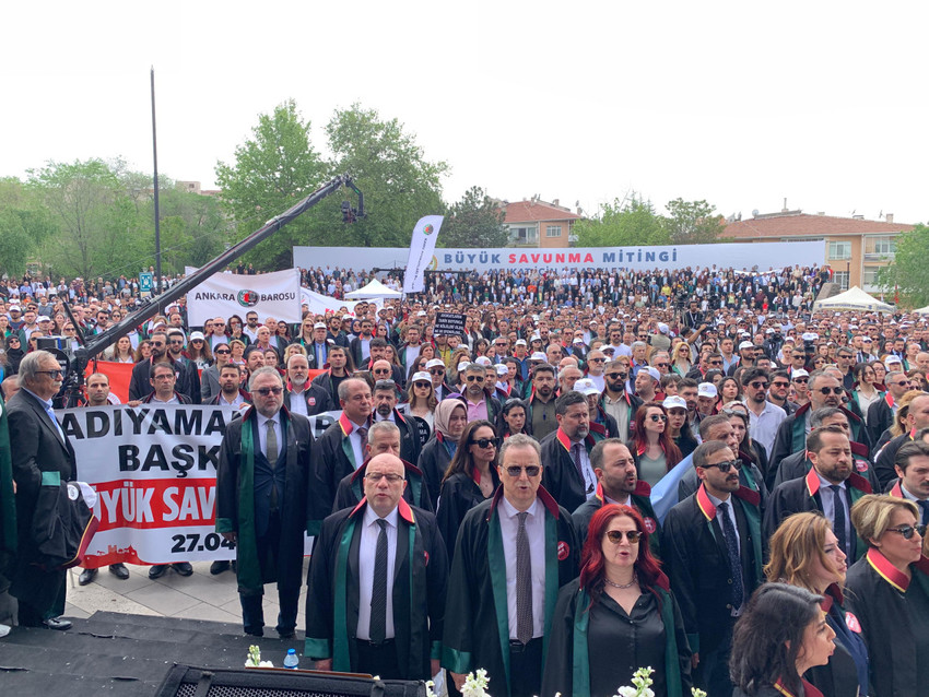 Türkiye Barolar Birliği (TBB) öncülüğünde Ankara'da gerçekleştirilen Büyük Savunma Mitingi'nde 81 ilden avukatlar bir araya geldi. Avukatlar, son dönemde avukatlara yönelik artan şiddete tepki gösterdi.