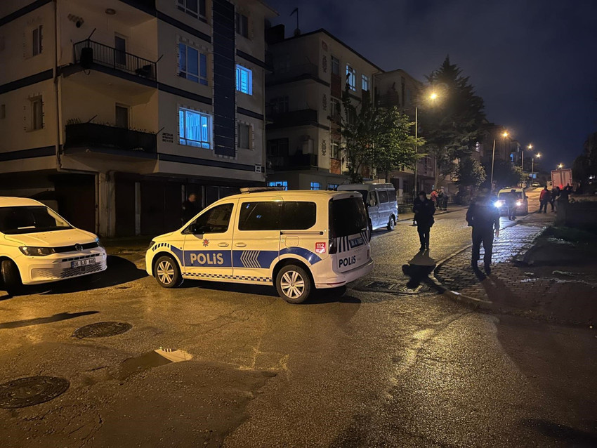 Ankara'nın Altındağ ilçesinde iki aile arasında çıkan silahlı kavgada 1 kişi öldü, 2 kişi de yaralandı. 