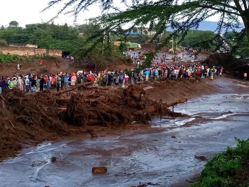 Kenya’da şiddetli yağışların ardından barajın çökmesi sonucu en az 42 kişinin hayatını kaybettiği öğrenildi.