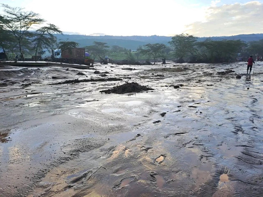 Kenya’da şiddetli yağışların ardından barajın çökmesi sonucu en az 42 kişinin hayatını kaybettiği öğrenildi.