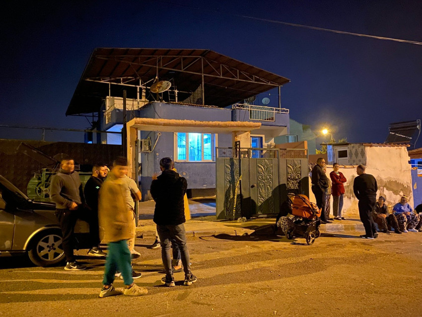 Türkiye bu sefer de Manisa'dan gelen bir kadın cinayeti haberiyle sarsıldı. İki çocuk sahibi genç çift arasında başlayan tartışma kanlı bitti. 23 yaşındaki eşini av tüfeğiyle öldüren bir kişi aynı silahla intihar etti.