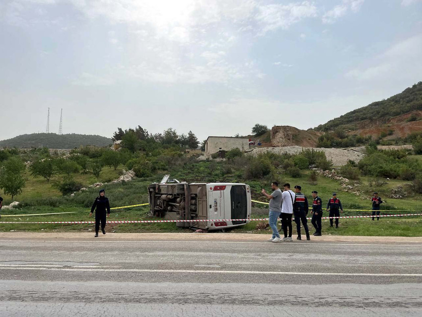 Gaziantep'te yolcu midibüsünün devrildiği kazada astsubay hayatını kaybetti, 17 kişi yaralandı.