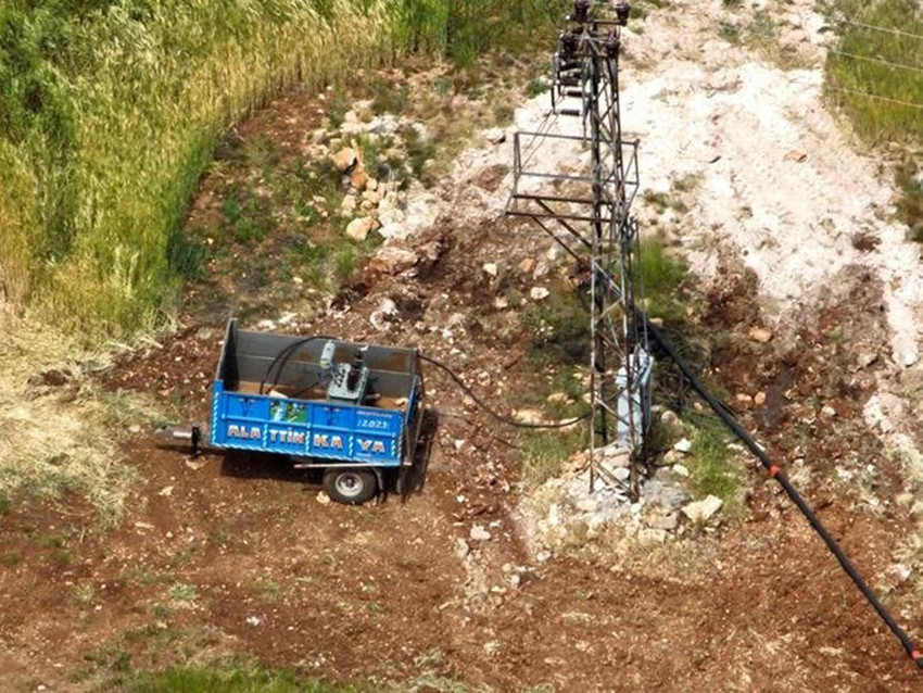 Şanlıurfa’nın 7 ilçesinde kaçak elektrik kullanımına karşı yapılan saha çalışmaları ve havadan denetimlerde toprağa gömülü halde 351 adet kayıt dışı trafo tespit edildi.