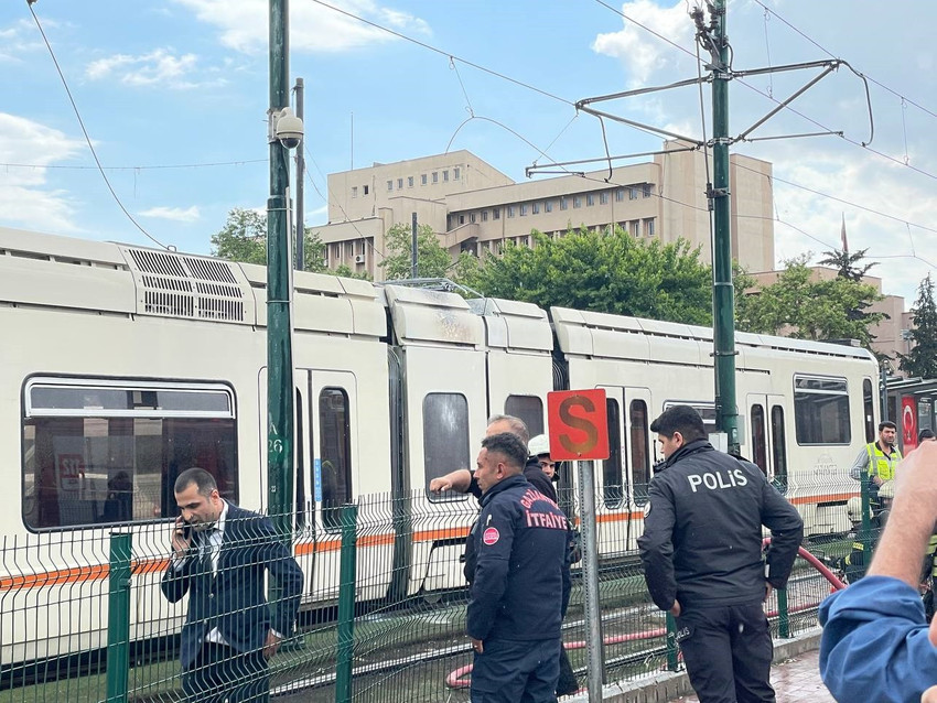 Gaziantep'te tramvaya yıldırım düşmesi sonucu çıkan yangın kısa sürede söndürüldü. Olayda can kaybı veya yaralanan olmadı. 