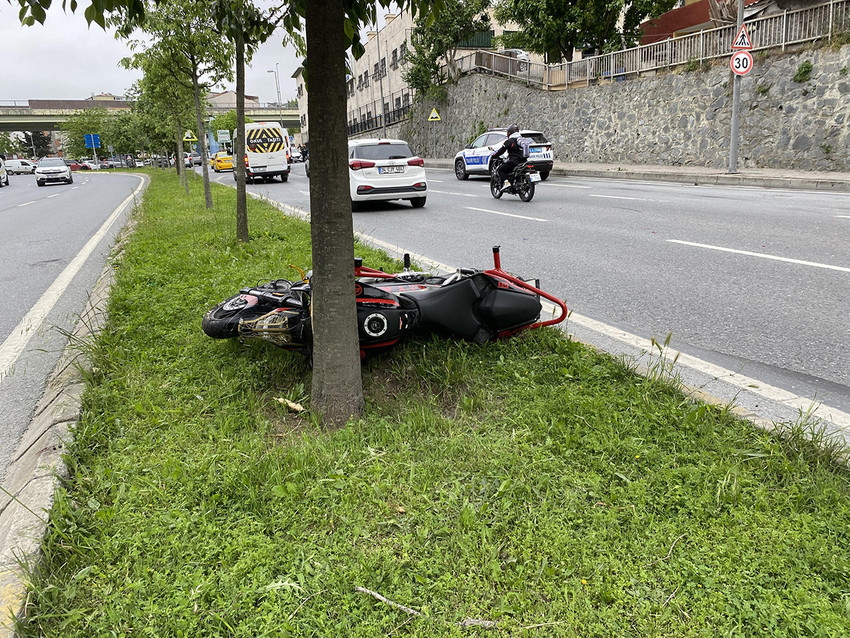 İstanbul Küçükçekmece'de virajı alamayan motosiklet kontrolden çıkarak ağaca çarptı. Sürücünün savrulduğu kazada 1 kişi öldü, 1 kişi de ağır yaralandı. 