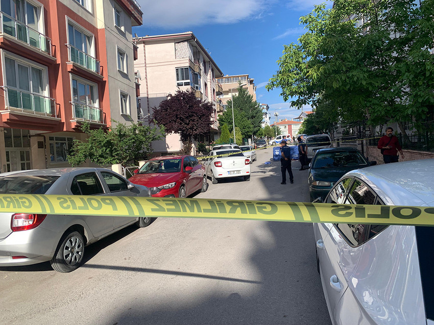 Ankara'da borç - alacak tartışmasında kan aktı. Emekli polis olduğu öğrenilen zanlı borç - alacak nedeniyle tartıştığı bir kişiyi öldürdü, bir kişiyi de yaraladı.